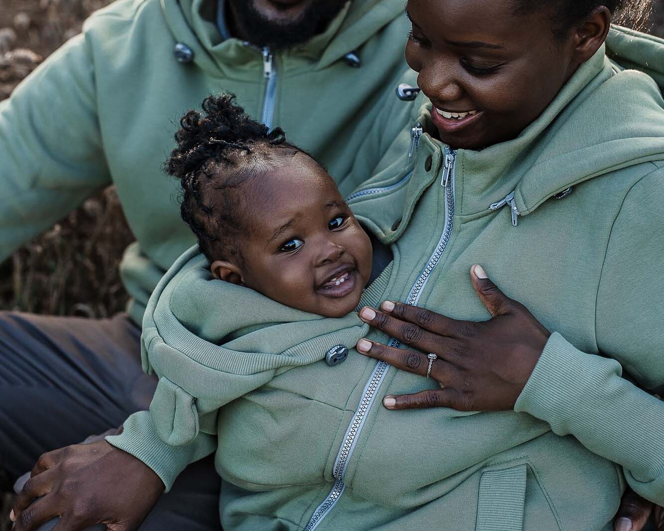 mama die haar baby draagt in een draagzak met een draagvest eroverheen mawaho.nl